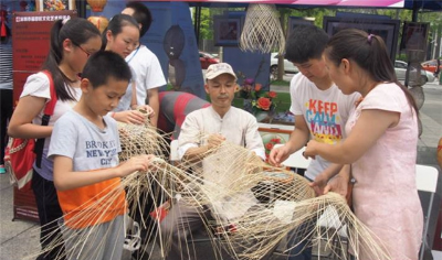 向市民朋友展示张氏灯笼制作技艺