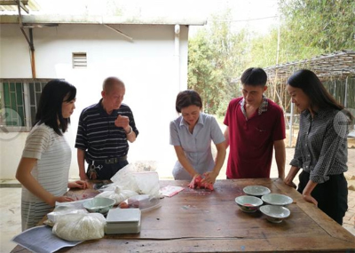 第二代传承人陈桂流（左二）与女儿、第三代传承人陈群妹（左三）向学员传授喜嫁礼饼制作技艺