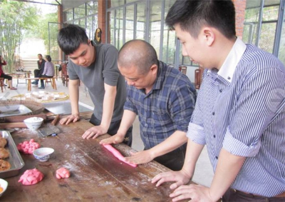 陈淦忠指导徒弟制作传统小食—红凌酥