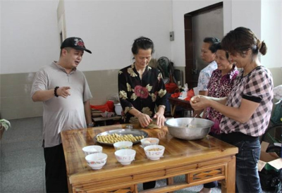 陈淦忠指导楼村村民制作传统小食—油角