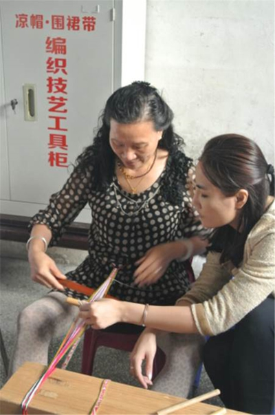 罗桂芳（左）在传授技艺