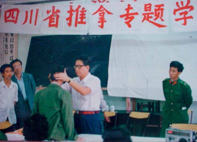 骆竞洪在四川学术会上进行手法示范
