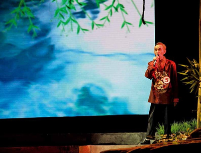 池官华在在深圳市首届客家山歌赛上演唱原生态客家山歌