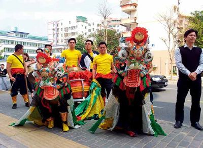 2013年年初一全体麒麟队队员在新村小广场外出表演