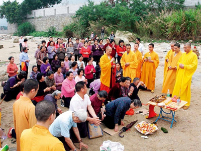 黄福娣在放生现场祭拜