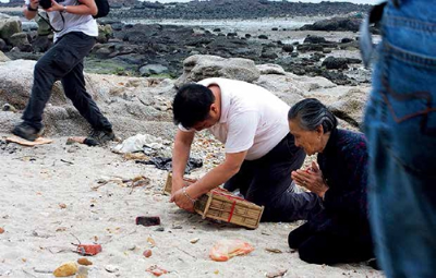 黄福娣在放生环节祭拜