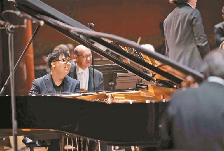 钢琴家韦子健“黑白漫游”周日奏响