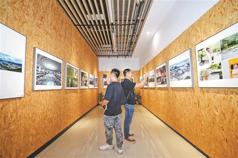 第七届深圳国际摄影展龙华区平行展在龙华图书馆开幕