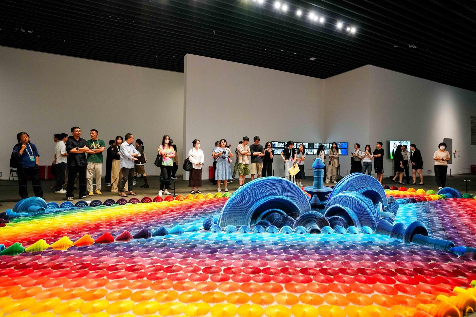 从本土出发思考未来变化，“迁徙——中国当代艺术展 ”在深圳美术馆展出