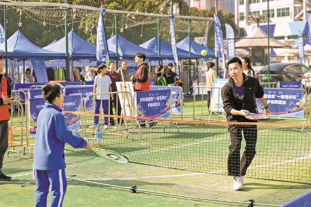 深圳“一键预约杯”乒羽网活动挥拍