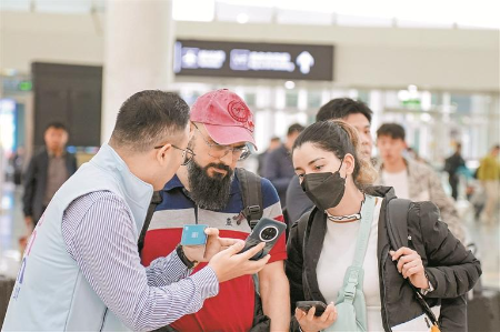 外籍游客感叹深圳智慧化便利服务