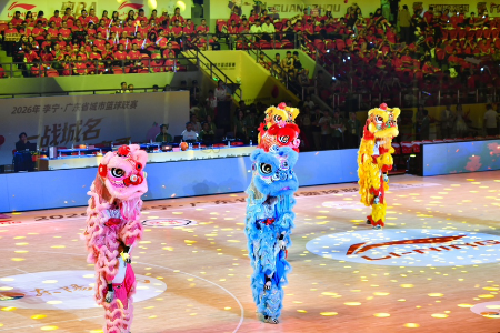 粤BA名场面！福海桥头醒狮腾跃赛场，非遗与篮球撞出岭南火花