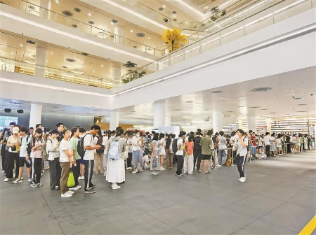 深圳图书馆暑期人气再攀新高 深圳图书馆暑期人气再攀新高